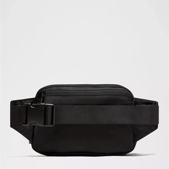 Lululemon Everywhere Belt Bag Large 2L in Black - Picture 2 of 10